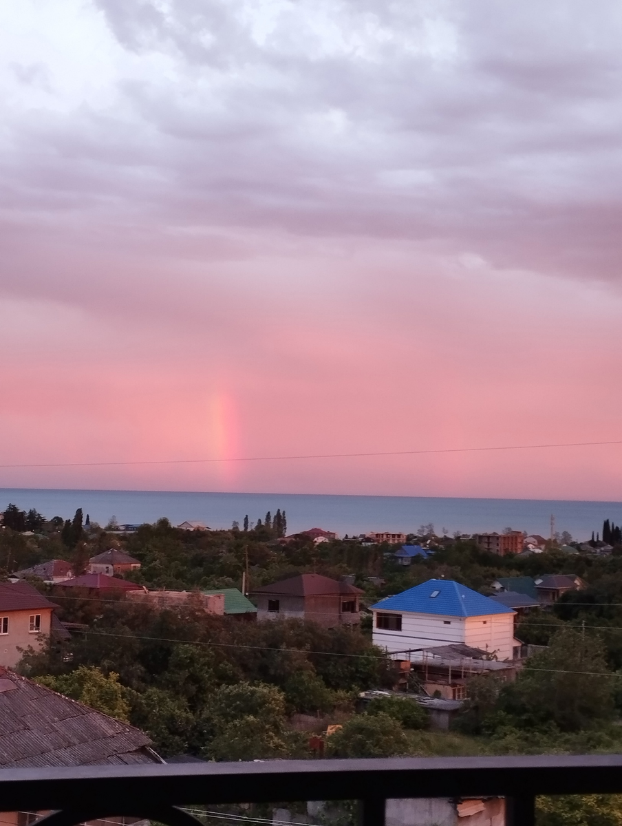 Радуга в море и вид с балкона нашего гостевого дома