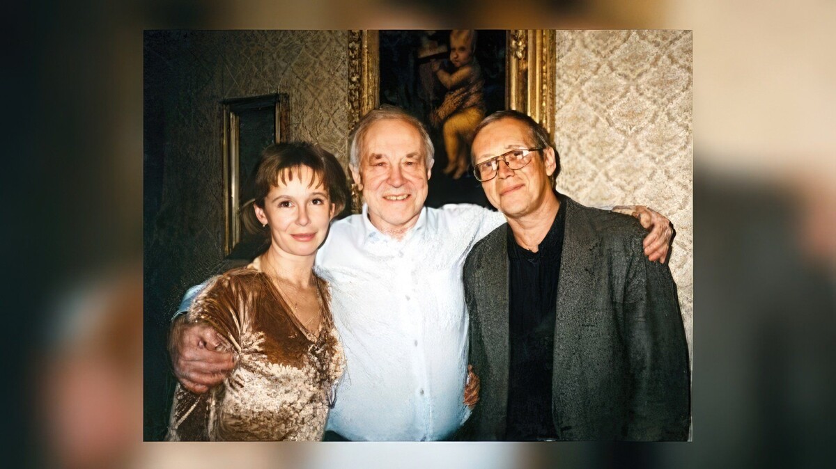 С младшей сестрой, актрисой Евгенией Симоновой и с отцом. Фото из семейного архива