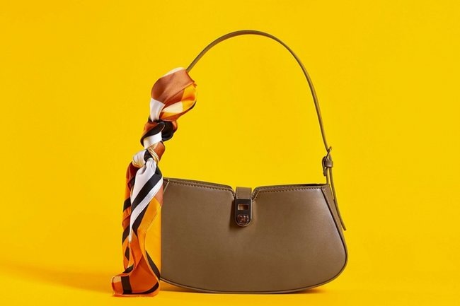    Французский Vogue определил самое актуальное украшение для сумок этим летом. Это не Labubu