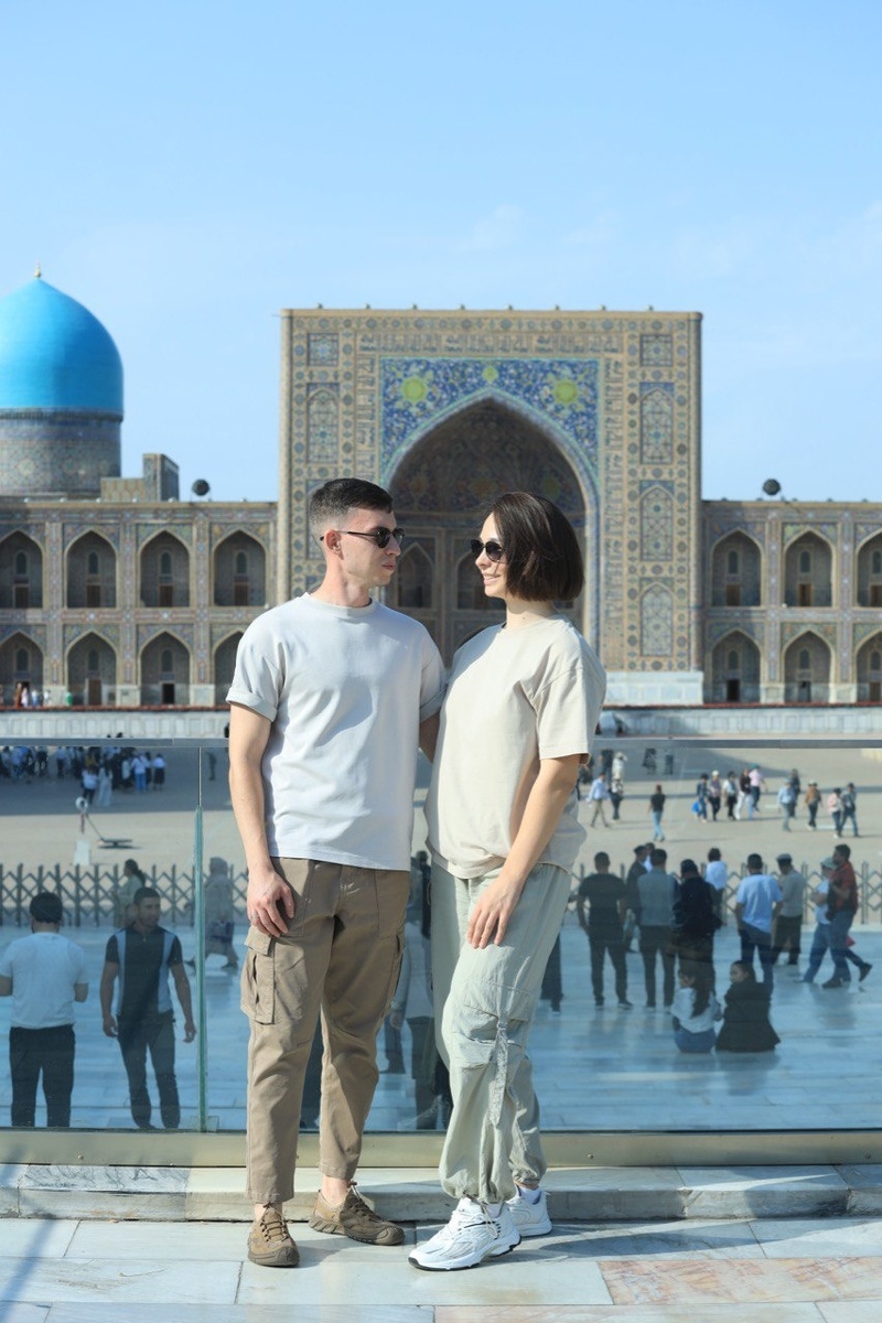 Это мы на площади Регистан, Самарканд. Сентябрь 2024 года, фото в цвете.