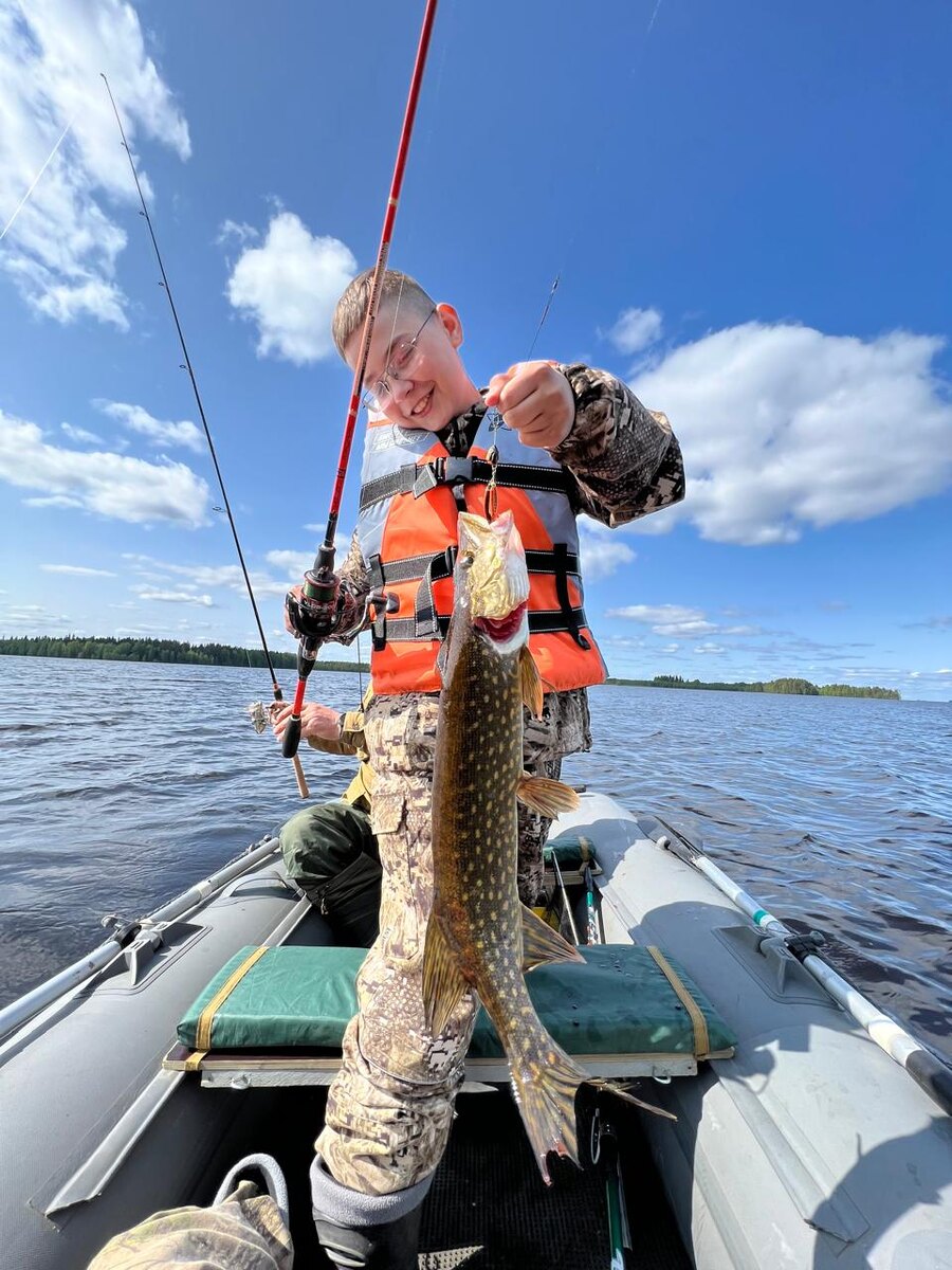 Вчера, наш юный гость из Архангельской области впервые в своей жизни поймал такую щучку. 