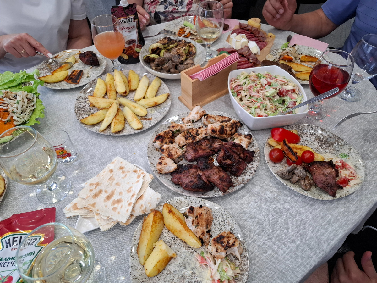 Целый стол не получилось сфотографировать, все очень кушать хотели 😁