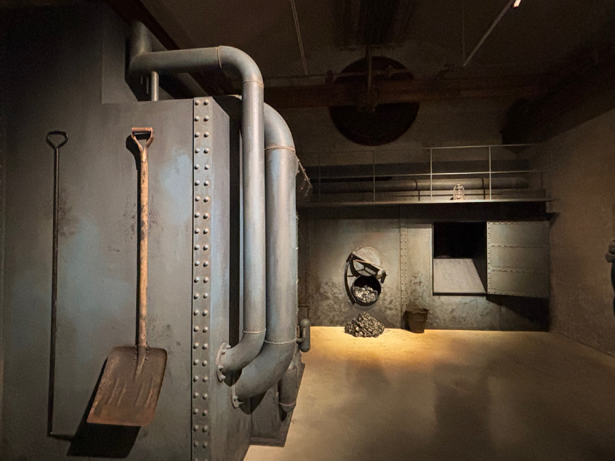 Очень интересный зал, там даже запах угля стоит.