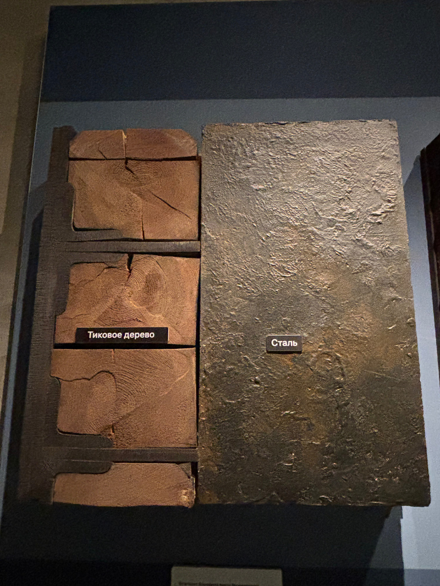 Фрагмент броневого пояса броненосного корабля «Enrico Dandolo» («Энрико Дандоло»). Первый броненосец, оснащенный гигантскими орудиями, но не способными нести запасы для дальнего плавания. Служил плавучей батареей во время Первой Мировой войны и был списан в 1920 году. Толщина 970 мм, масштаб 1:1.