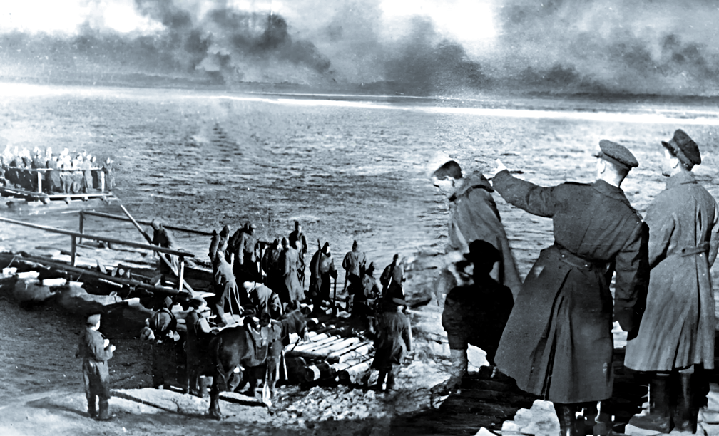 Красноармейцы готовятся переправляться на противоположный берег.