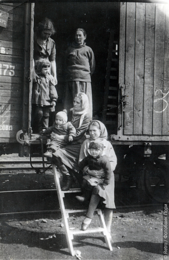 Эвакуация 1942 год. Женщины с детьми у вагона