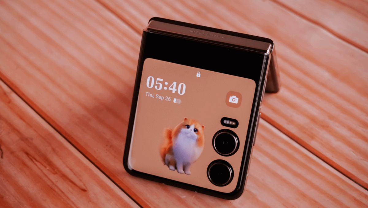    Также со временем шарнир может изнашиваться. Но аккуратное использование без резкого раскрытия существенно продлит срок службы устройства. Фото: gadgetmatch.com