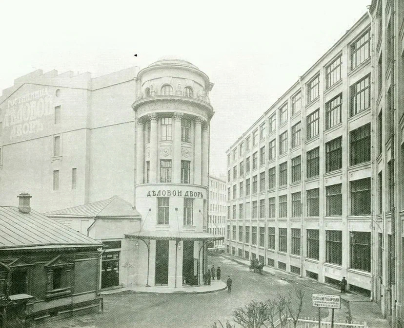 Гостиница «Деловой двор» и рядом здание где 20 мая 1918 года Н.А. Второв будет смертельно ранен в своём кабинете.