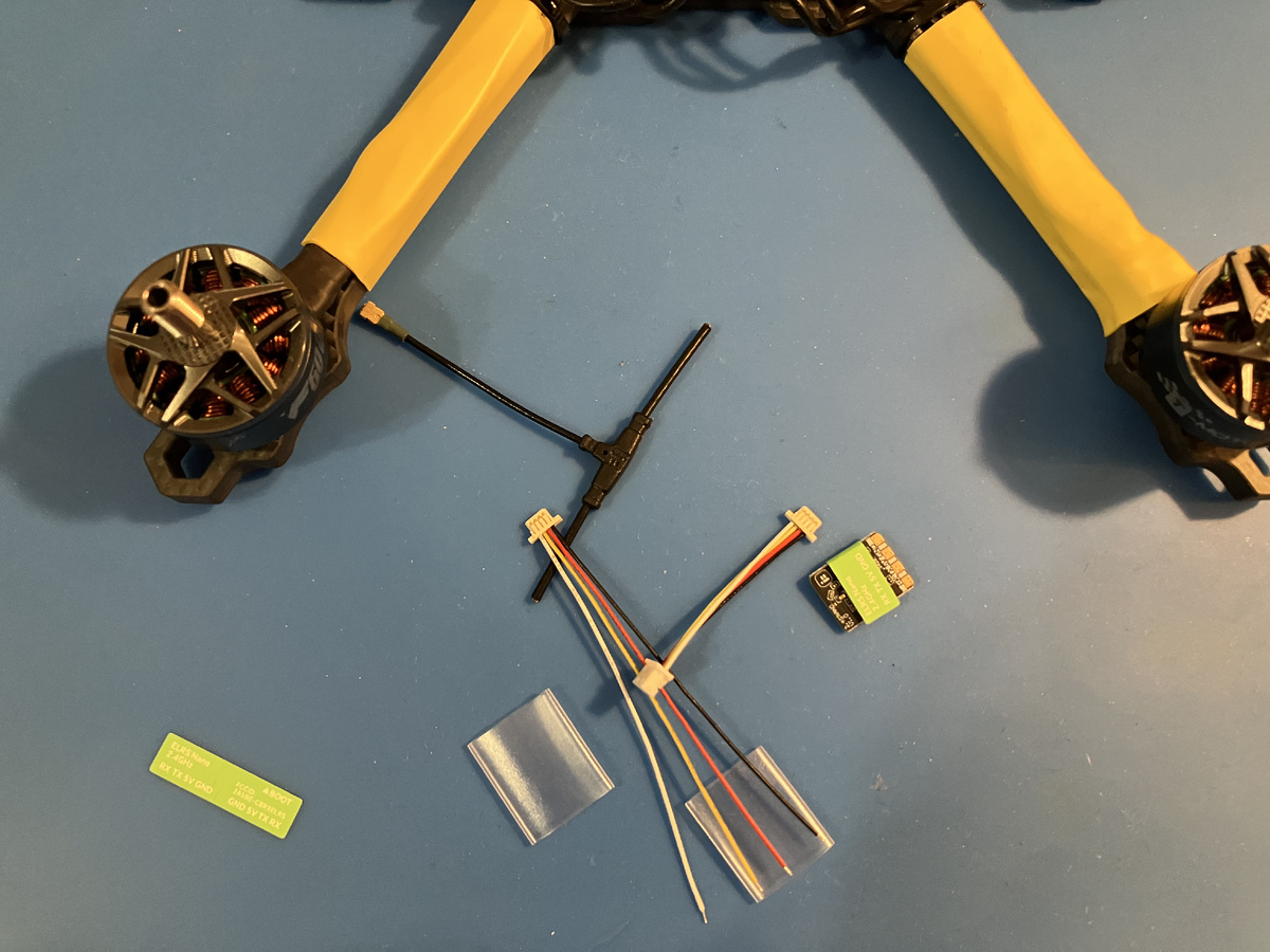 В комплекте есть и шлейф с колодками с обеих сторон, но с ним можно совсем разучиться паять. Берем односторонний.