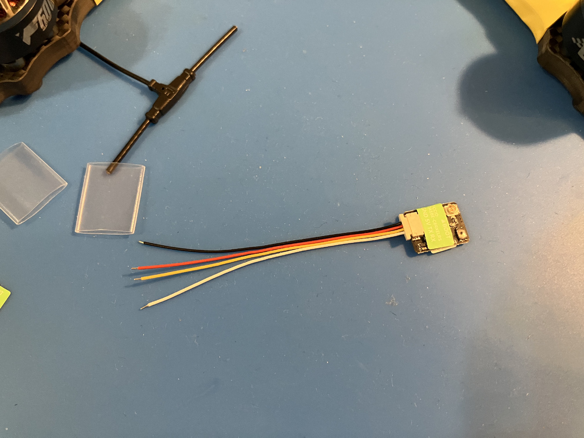 Комплектуем приемник: шлейф, термоусадка, антенна (листайте галерею вправо).