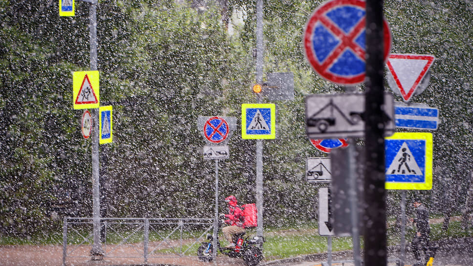Снегопад в центре Новосибирска, 27 мая.📷Фото: Влад Некрасов / Коммерсантъ