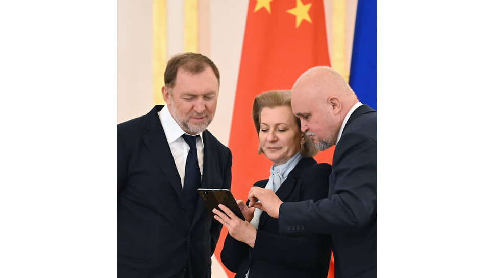 Переговоры президента России Владимира Путина и председателя КНР Си Цзиньпина в Кремле. Слева направо: основатель «Русала», «Группы ГАЗ» и фонда «Вольное Дело», председатель наблюдательного совета Института экономики роста имени П. А. Столыпина Олег Дерипаска, руководитель Федеральной службы по надзору в сфере защиты прав потребителей и благополучия человека — главный государственный санитарный врач России Анна Попова и министр энергетики России Сергей Цивилев перед началом встречи лидеров в Георгиевском зале Кремля.📷Фото: Дмитрий Азаров / Коммерсантъ