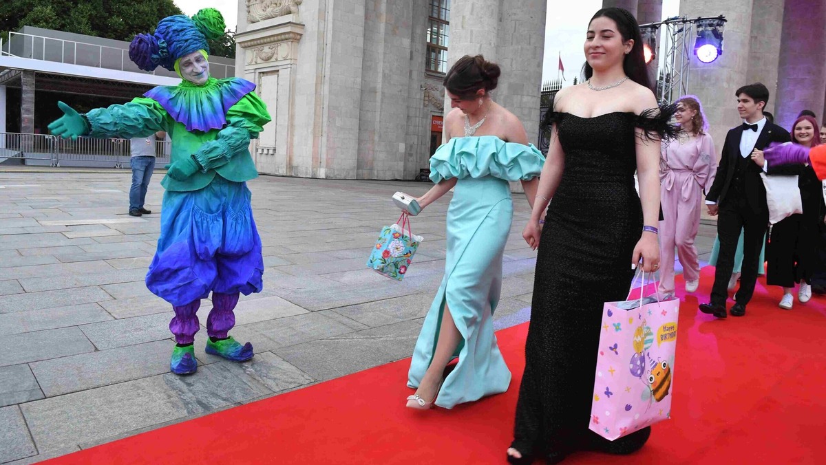    Для выпускников в Москве расстилают красную дорожку. Их встречают аниматоры. Фото: Komsomolskaya Pravda / www.globallookpress.com