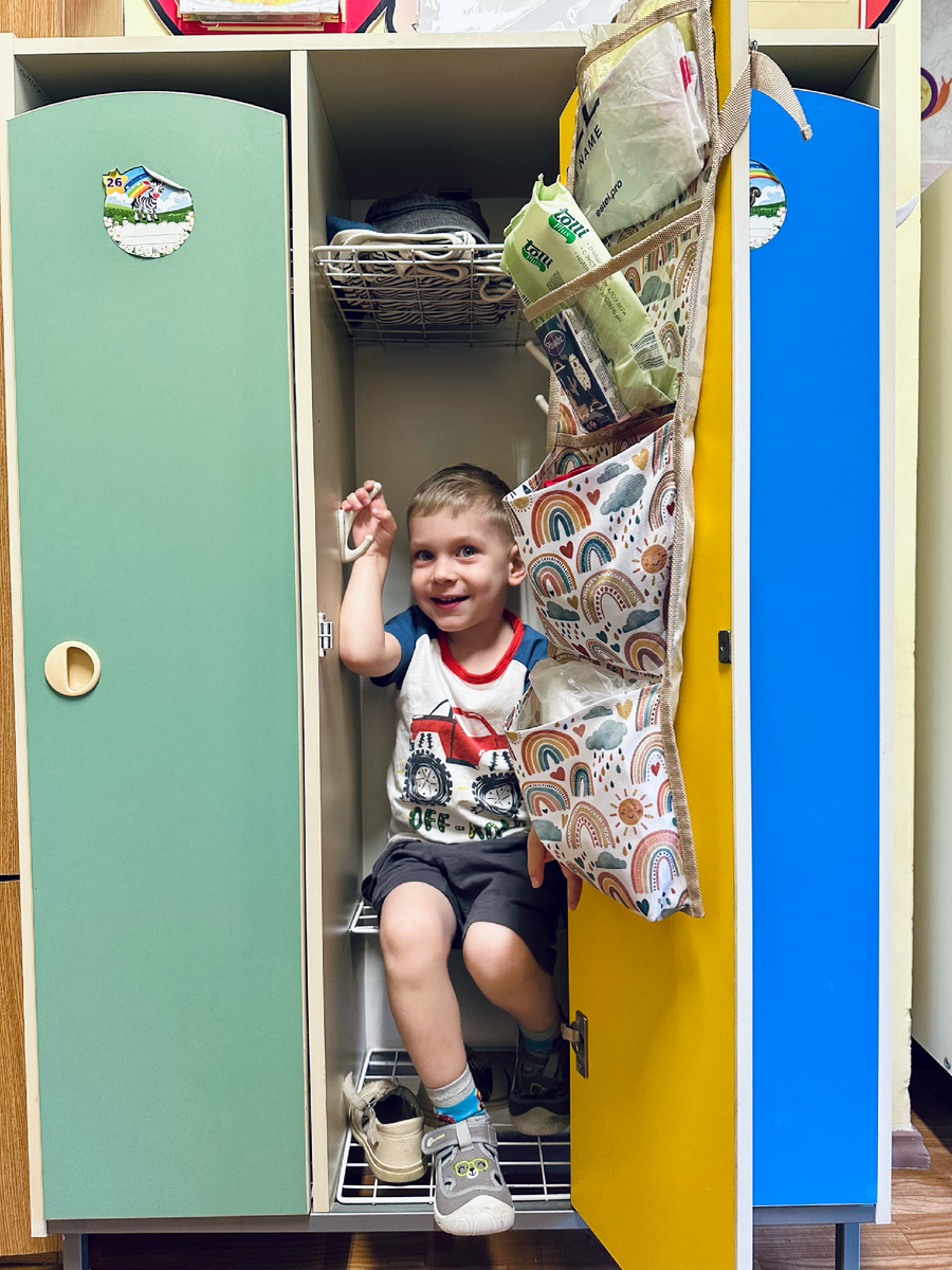 Главный герой этой статьи в своём шкафчике в детском саду :)