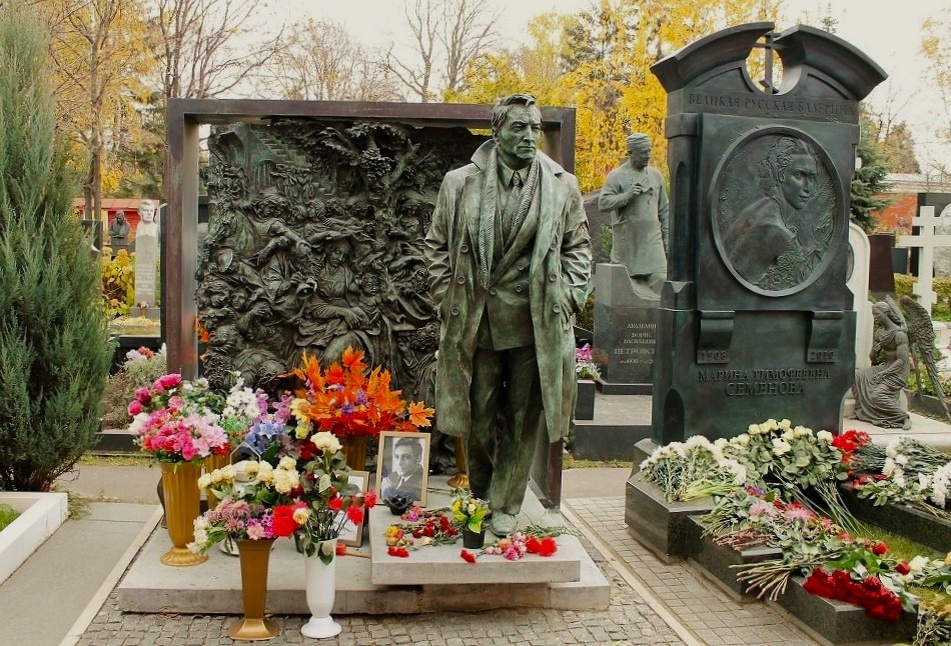 Могила Вячеслава Тихонова.