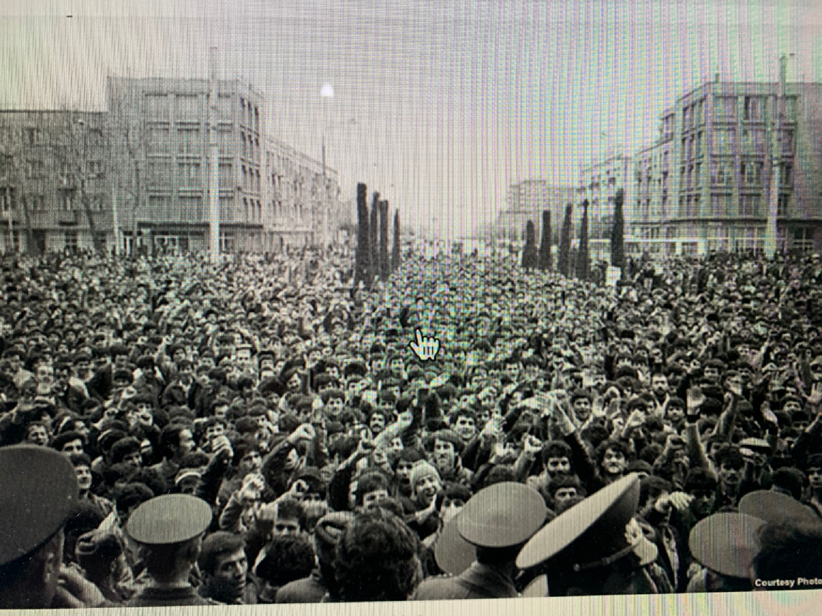 Протестующие перед зданием ЦККомпартии Таджикчкой ССР в мае 1992 г. Фото в свободном доступе. 