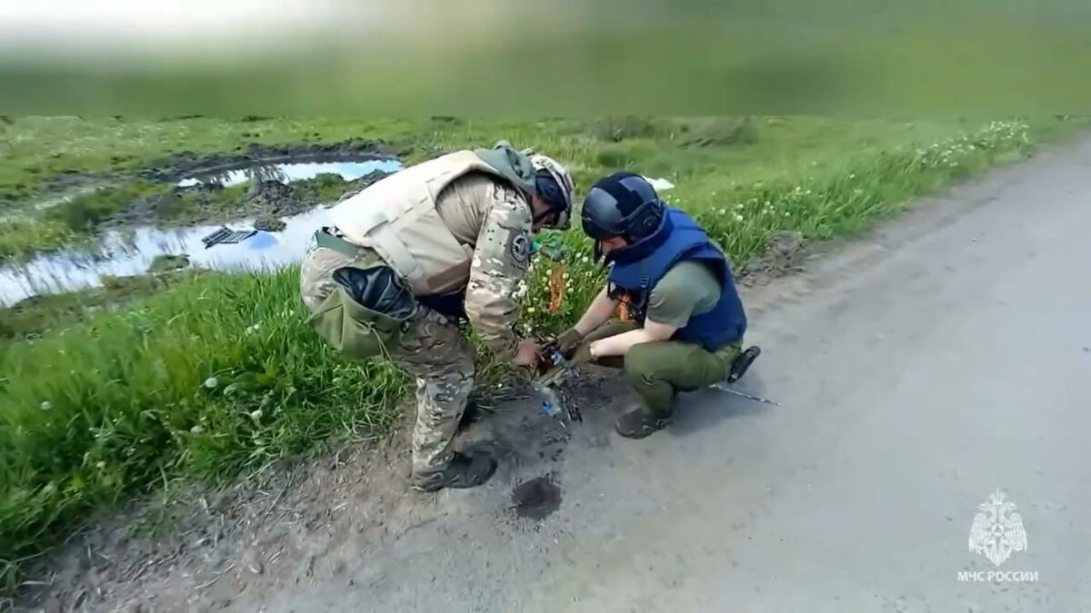    Пиротехники МЧС России за день разминировали 200 взрывоопасных предметов в курском приграничье
