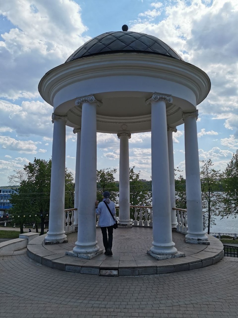 как же не сфотографироваться в знаменитой ротонде? Помните сцену из "Жестокого романса" Рязанова?