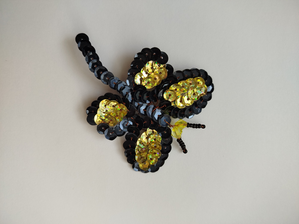 Брошь из пайеток