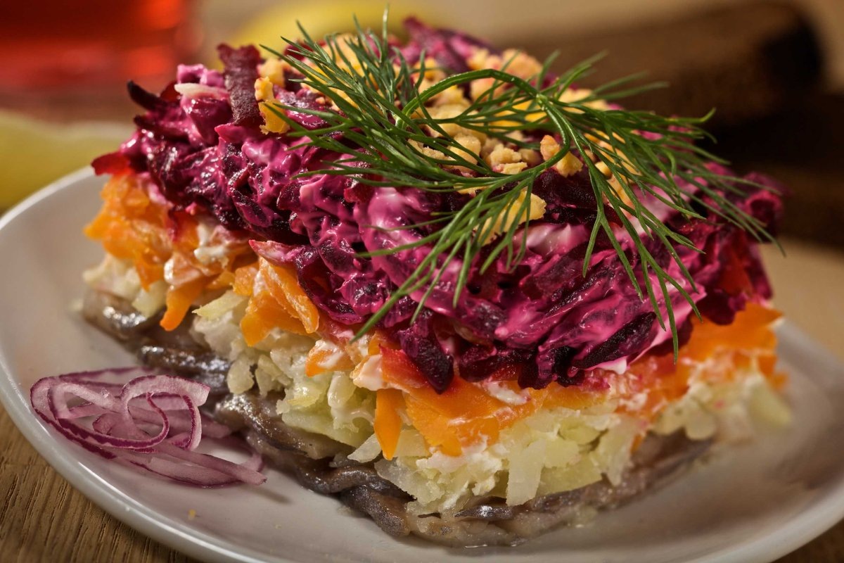 Данный салат вызывает у меня искреннее восхищение. ))) Мы не ограничиваемся его приготовлением исключительно в праздничные дни; он также занимает достойное место в нашем повседневном рационе. ))) Существует множество вариаций подачи данного блюда, и я готов предоставить компетентные рекомендации по их реализации. Если у кого-либо возникнут вопросы или потребуется дополнительная информация, пожалуйста, не стесняйтесь обращаться. Я с удовольствием предоставлю необходимые сведения.