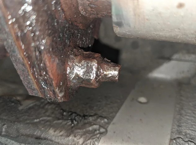 Любые гайки с болтами будут откручиваться легко даже спустя десятки лет. Способ из СССР, про который многие забыли, а зря