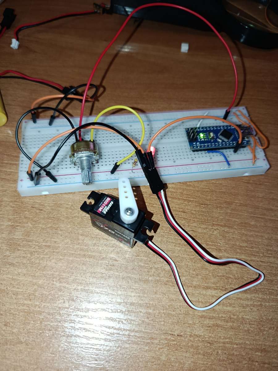 Вот так выглядит собранный тестер. В данном случае питание подводится через макетную плату, источником питания является аккумуляторная батарея 6В.