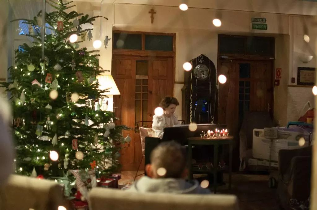 Из архива Благотворительного фонда «Вера». Концерт Полины Осетинской в Первом московском хосписе