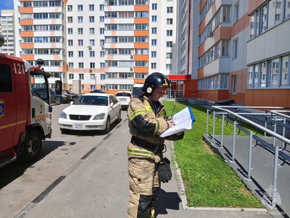    Пожар в многоэтажке на улице Балтийской в Барнауле. Источник: ГУ МЧС по Алтайскому краю