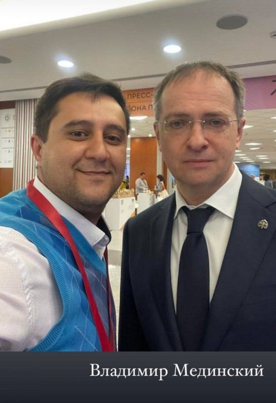    Блогер любил фотографироваться со знаменитостями - в данном случае, с Мединским. (Фото из личного канала Арега Щепихина).