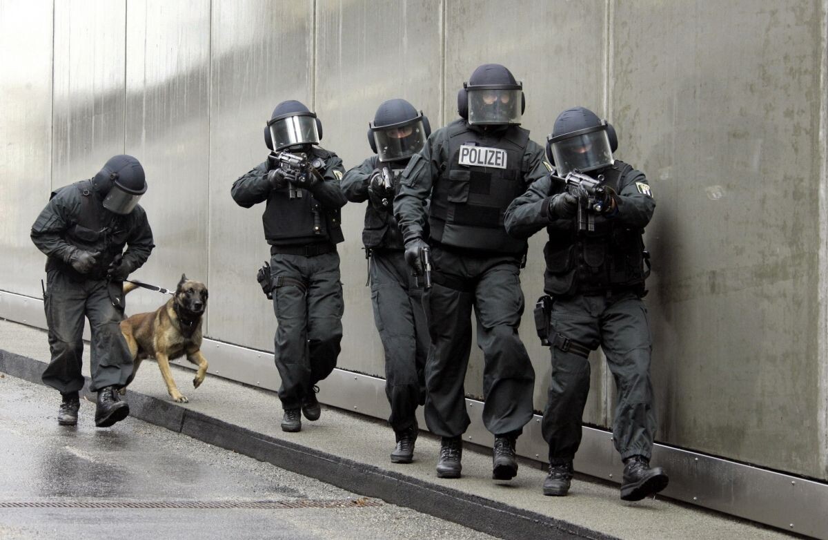 Немецкий спецназ GSG 9...