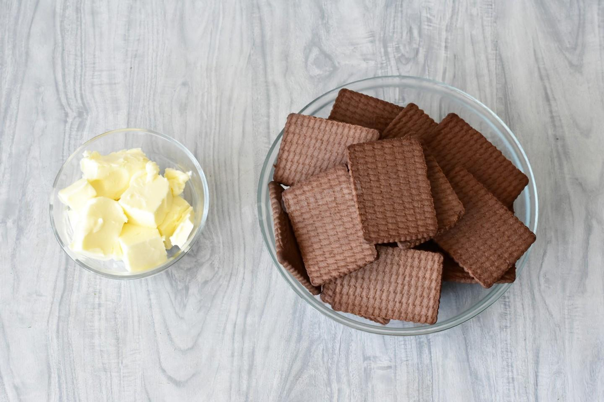 Как сделать дубайский чизкейк без выпечки? Подготовьте необходимые ингредиенты для основы. Печенье можете использовать обычное или шоколадное