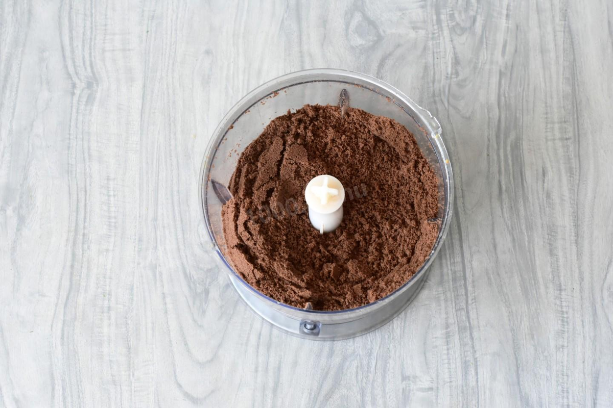 Печенье измельчите в блендере в мелкую крошку.