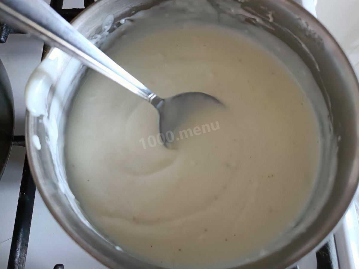 Как сделать лазанью в мультиварке с фаршем? Подготовьте продукты. Приготовьте соус Бешамель. В кастрюле с толстым дном растопите сливочное масло. Добавьте муку и обжарьте её, помешивая, около 1 минуты. Снимите с огня и тонкой струйкой влейте молоко, постоянно помешивая. Поставьте кастрюлю на огонь и доведите соус до кипения. Добавьте соль и мускатный орех по вкусу. Варите соус 4-5 минут. Добавьте натертый сыр, перемешайте и выключите огонь. Соус готов.