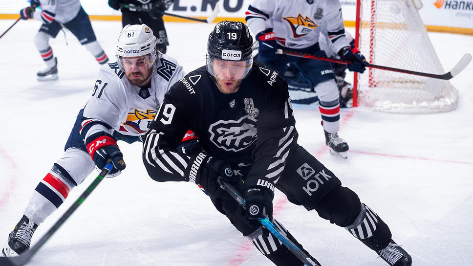 Игрок команды "Трактор" Владимир Ткачев (в центре) во время матча.📷Фото: Андрей Ткаченко / Коммерсантъ
