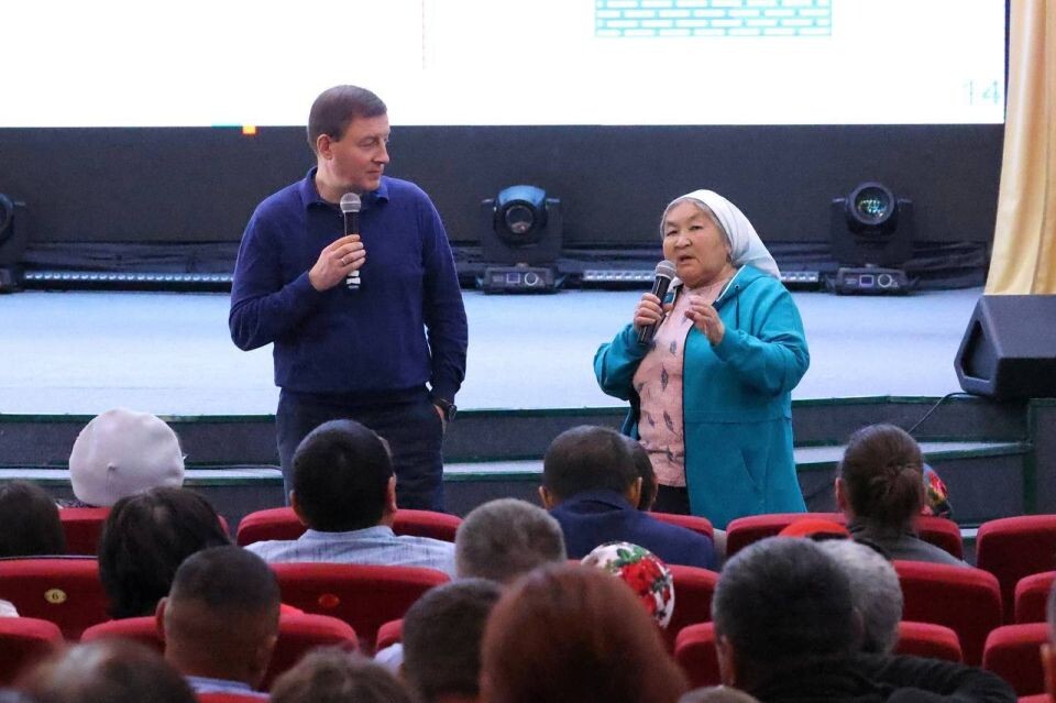    Андрей Турчак встретился с жителями Усть-Кана. Источник: t.me/turchak_andrey