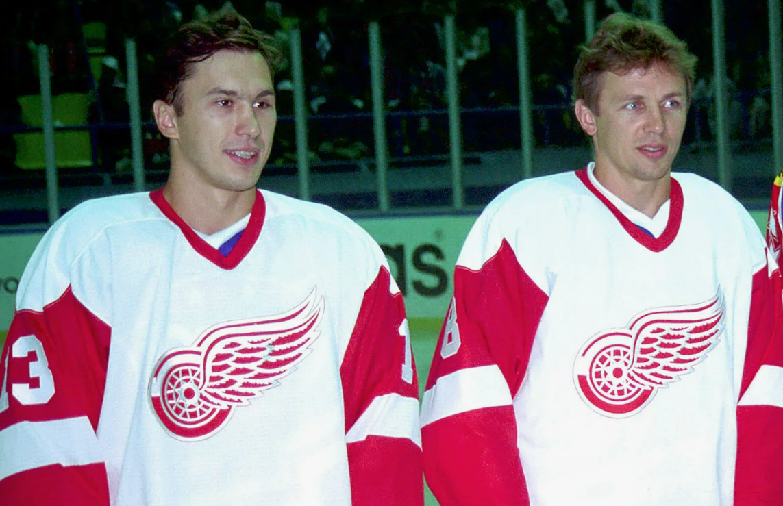 Вячеслав Козлов и Игорь Ларионов когда-то вместе выигрывала Кубок Стэнли с «Детройтом», теперь они могут встретиться друг с другом как тренеры «Сочи» и СКА. Фото: соцсети