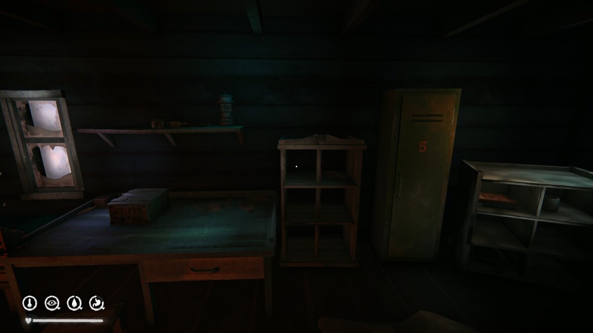 В шкафчике справа можно оставить вещи, я оставила там канистру с бензином, несколько упаковок спичек и высушенные шкуры