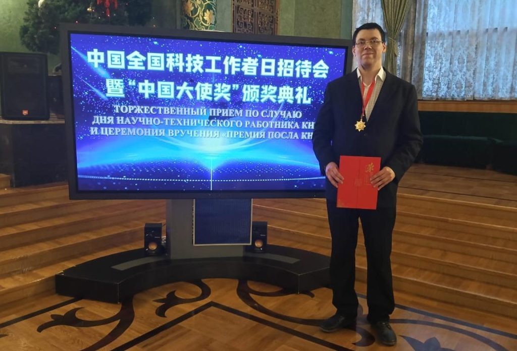     Дмитрий Гвалдин с наградой Придонье Газета