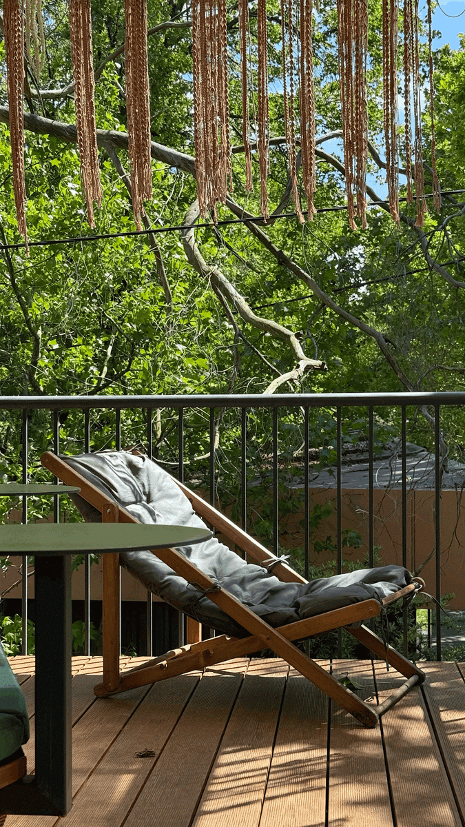 Ты сидишь буквально на одном уровне с деревьями, с тобой рядом птицы и даже белочки! Кофейня называется “Coffee Lama”