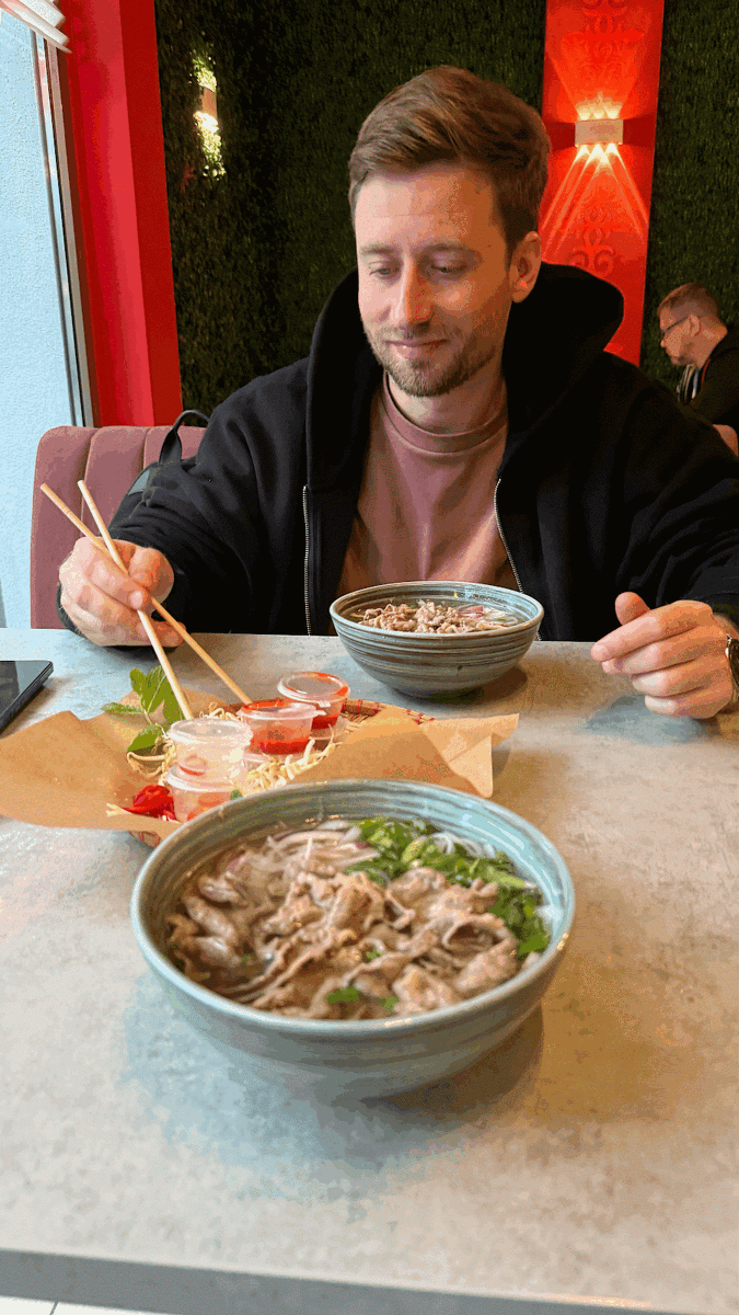 Название заведения не помню, находится оно в РК Мандарин. Ели фо-бо, было вкусно!