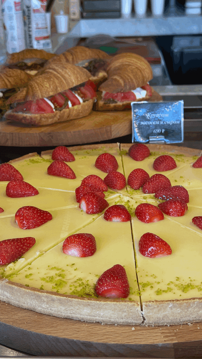 Огромные порции пирогов и булок