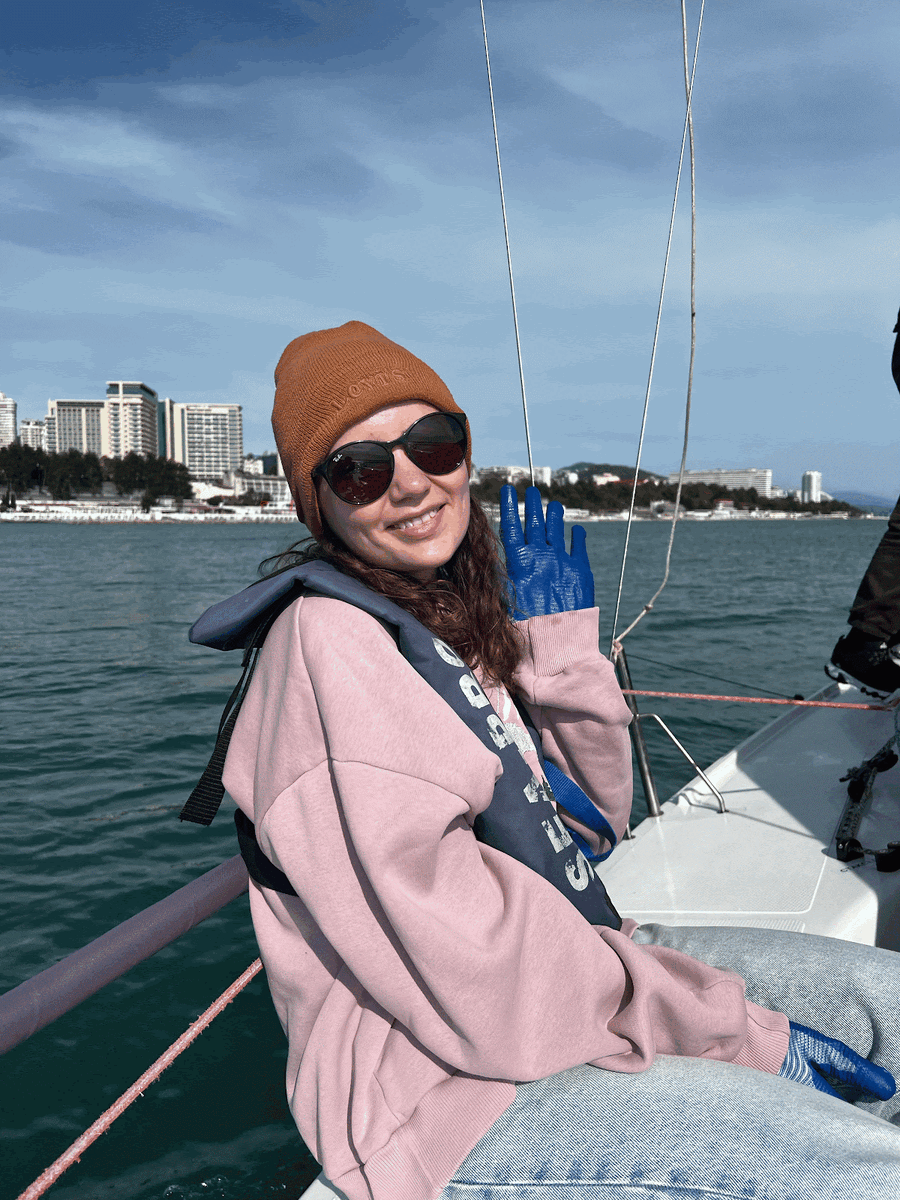 На берегу была жара и даже пожалела, что не надела шорты. Но спустя час в море пришлось достать все теплые вещи 😄