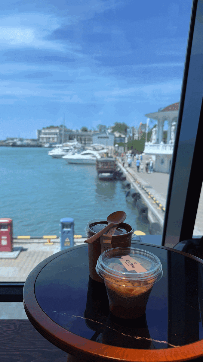 Это кофейня “Surf Coffee Marine” в порту Сочи