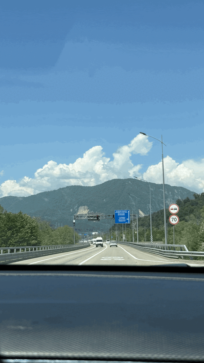 Тем более, по такой хорошей и красивой дороге