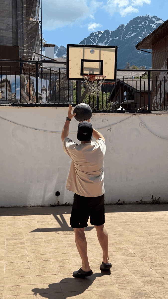 Уточняю, что это не площадка и не тренировка. Так, развлечение на 10 минут.