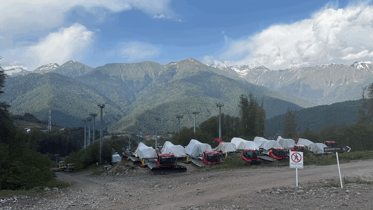 Вот так летом спят ратраки, которые зимой готовят для лыжников и сноубордистов склоны