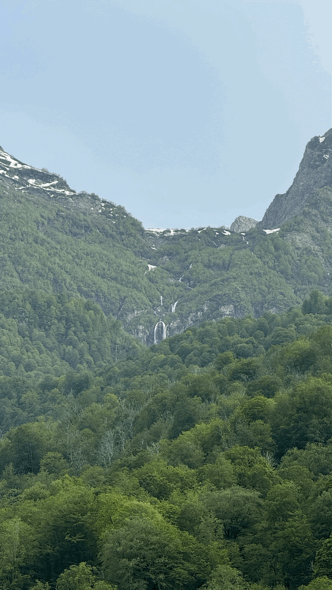 Это водопад в горах, красота!