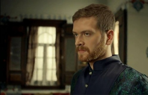 Селим нервно ходил по комнате.