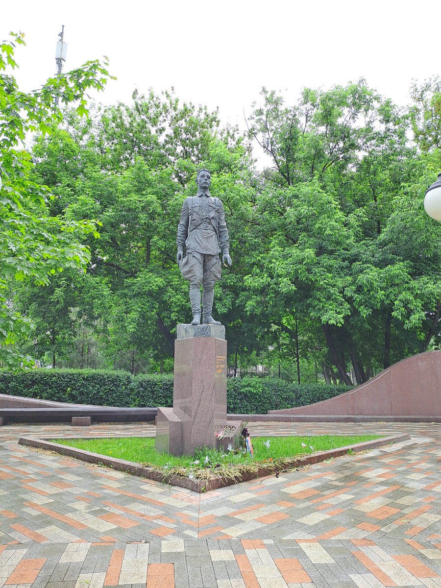 Памятник летчику-герою Талалихину - совсем юный был!