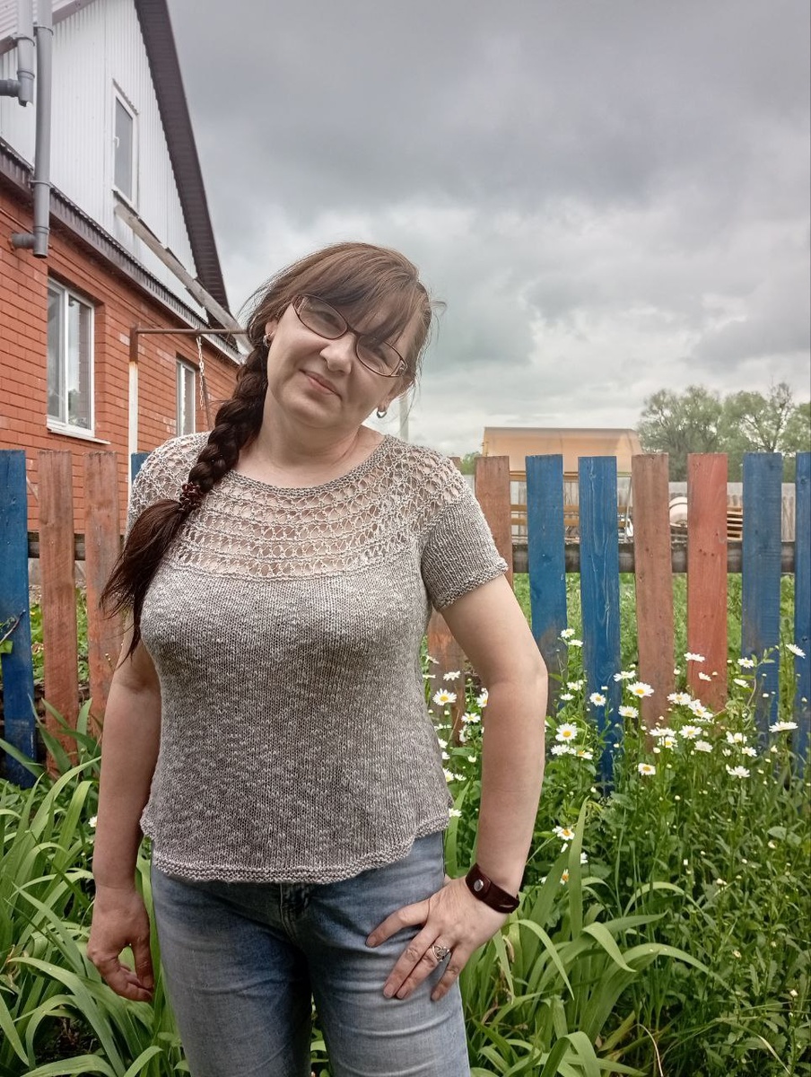 , цвет футболки совпал на фото с цветом грозового неба